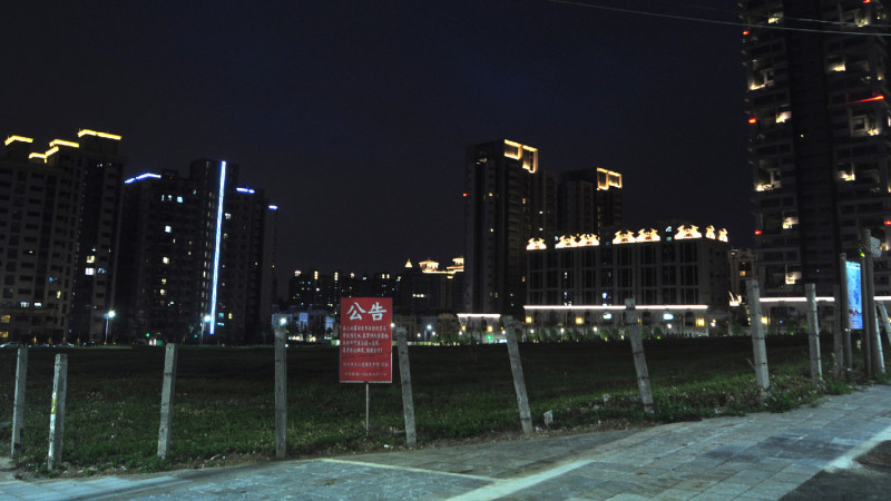 淡海新市鎮夜晚點燈率低、空屋率高，時代力量籲檢討都市計畫人口推估。   圖：時代力量新北市黨部提供