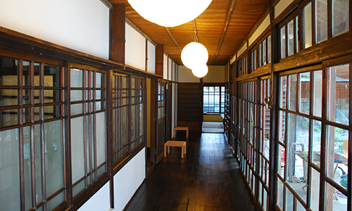 青田七六裡的廣緣(傳統日式建築面對庭院一側的架高走廊)，讓人以為置身於京都老宅中   圖：青田七六提供