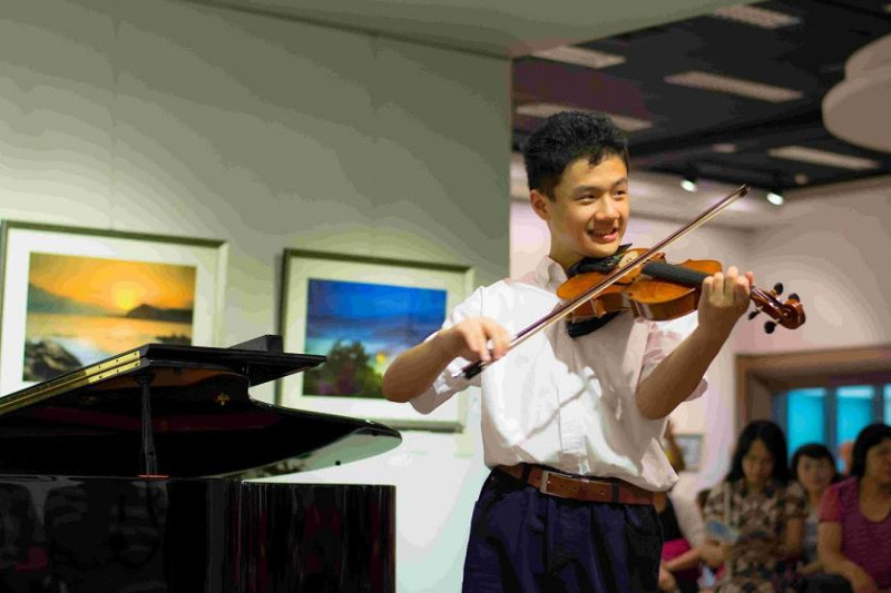 賴翔緯患有中度自閉症，面對逆境勇於突破，在音樂中得到自信，屢獲鋼琴、小提琴演奏獎項。   圖:教育部提供