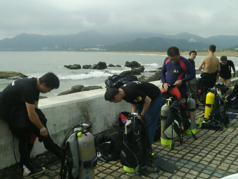 經潛搜隊海巡署、各救難協會及警消單位持續搜救，8日上午10點多於漁港邊消波塊中尋護7日溺水失蹤的金山國中謝姓學生遺體。   圖：郭慶霖提供