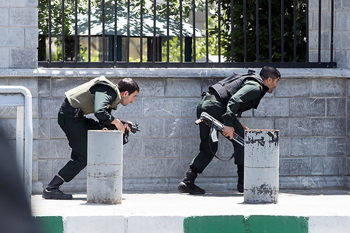 伊朗國會7日上午(當地時間)有4名槍手闖入國會，劫持多名人質，警方在國會周遭建築埋伏狙擊手。   圖:達志影像/美聯社