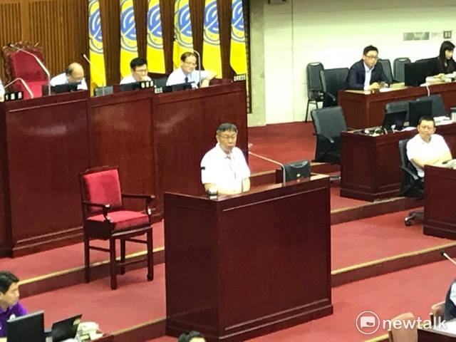 對於外界關注兩岸雙城論壇進度，台北市長柯文哲今（8）赴市議會備詢時表示，積極與上海溝通準備中。   圖:周煊惠/攝