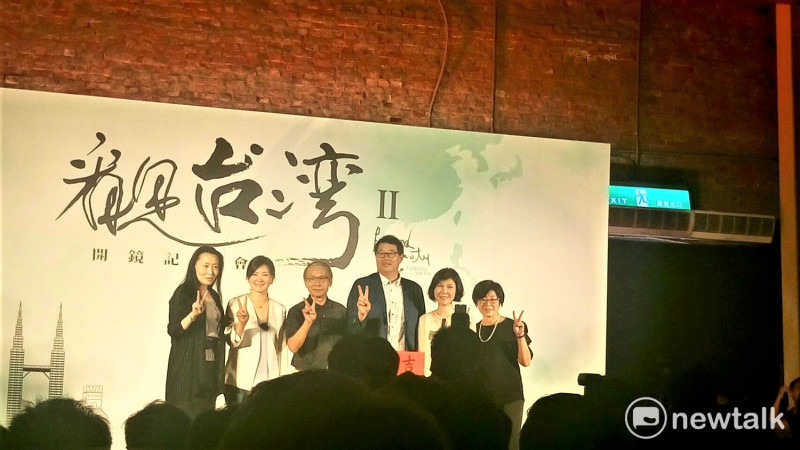 導演齊柏林(圖中右三)於六月八日《看見台灣II》開鏡記者會上展示拍攝器具。   圖：蘇庭/攝
