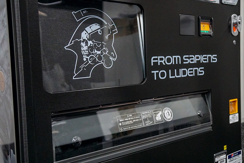 資深遊戲製作人小島秀夫脫離Konami後，便自組了小島工作室，圖為其公司內印有小島工作室Logo的自動販賣機。   圖：翻攝自小島秀夫推特