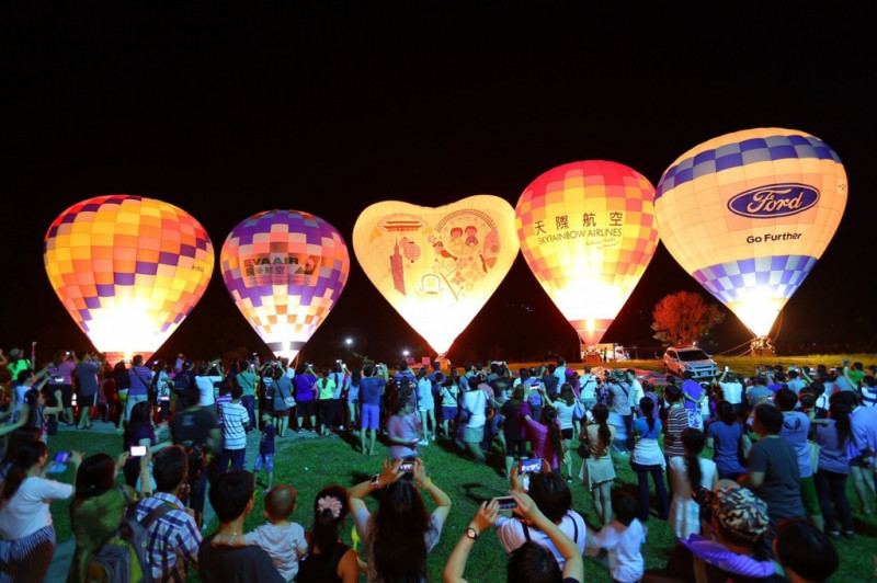 光雕音樂會結合熱氣球的火花與音樂，在夜晚綻放絢爛的光芒   圖：臺灣國際熱氣球嘉年華提供