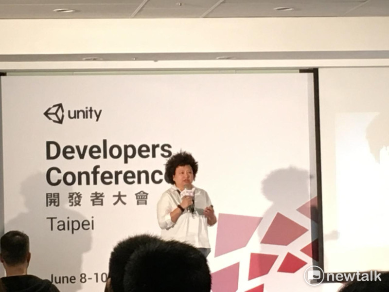 unity台灣總監常守瑜率先上台，講述unity目前推出的Connect unity平台，還有簡介與小米的合作過程   圖：游家平／攝