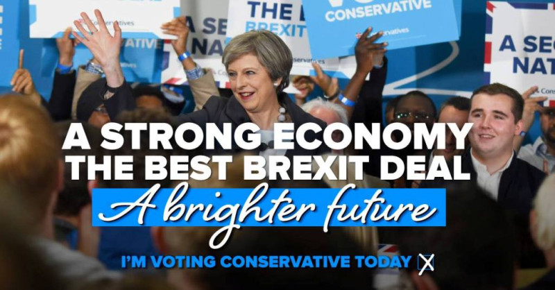 英國會大選投票順利結束，根據英國廣播公司第一波出口民調顯示，執政的保守黨估計可拿下314席，比目前的331席減少17席。    圖:翻攝自梅伊臉書