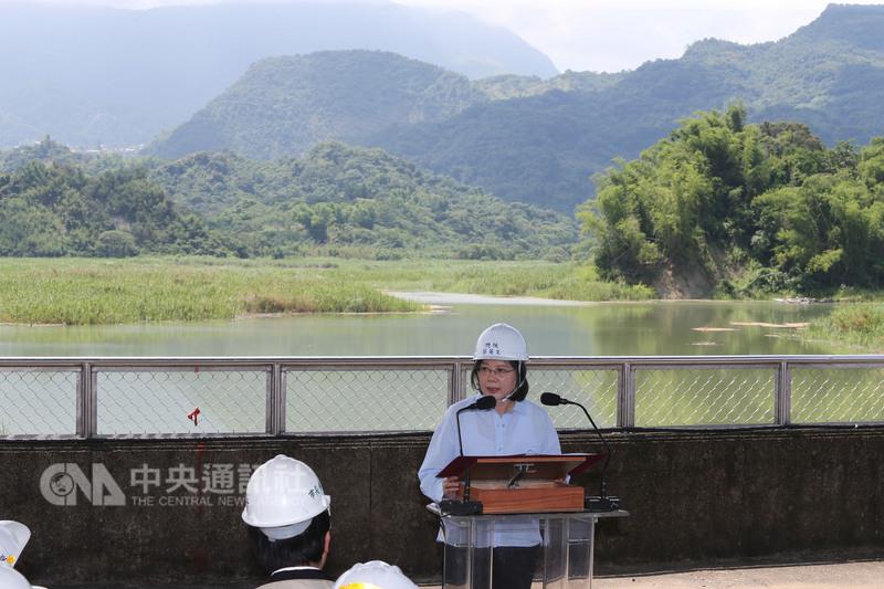 總統蔡英文今（9）天南下視察「白河水庫改善計畫」(白河水庫壩頂)。   圖：中央社