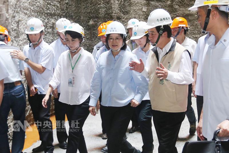 為宣傳前瞻基礎建設計畫，總統蔡英文（前右3）9日在 台南市長賴清德（前右2）陪同下，赴白河水庫壩頂視 察改善計畫，並參觀防淤隧道新建工程。    圖：中央社