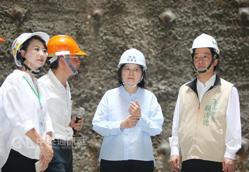 為宣傳前瞻基礎建設計畫，總統蔡英文（右2）9日在台 南市長賴清德（右1）陪同下，赴白河水庫壩頂視察改 善計畫，並參觀防淤隧道新建工程。   圖：中央社