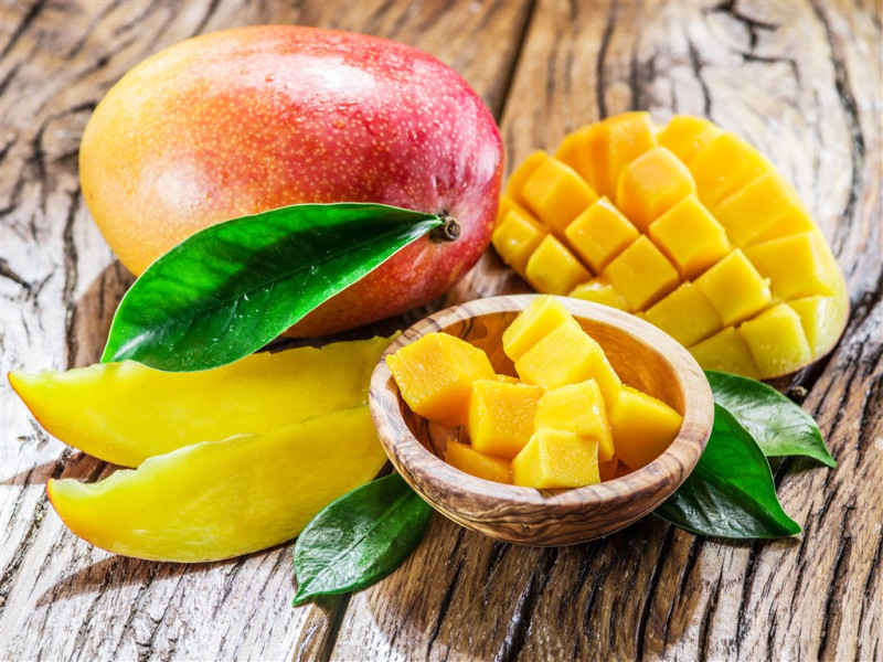 芒果營養豐富但最好趁新鮮盡快食用，如需放置於冰箱，應置於下層蔬果槽中保存，才能吃到香甜可口的果肉。   圖：素材公社提供
