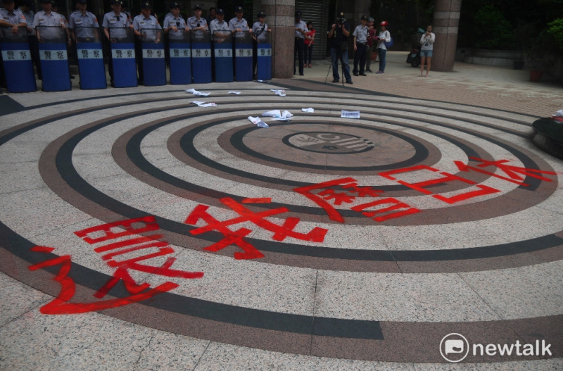臺鐵產業工會於6月9日在勞動部大門前噴上「還我曆日休」字樣。   圖：鍾孟軒/攝