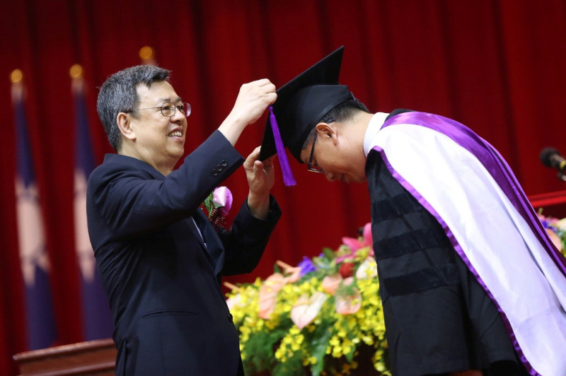 陳建仁副總統今（9）日上午出席「中央警察大學106學年度聯合畢業典禮」，幫畢業生進行撥穗禮。   圖：總統府提供