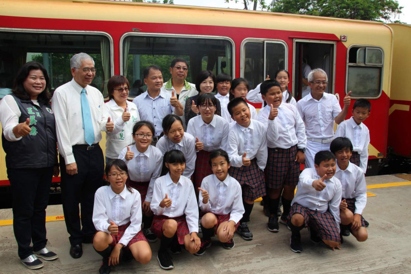 嘉義市副市長張惠博與學生一起慶祝台鐵130歲生日，並推動阿里山森林鐵路列入世界文化遺產。   圖：嘉義市政府/提供