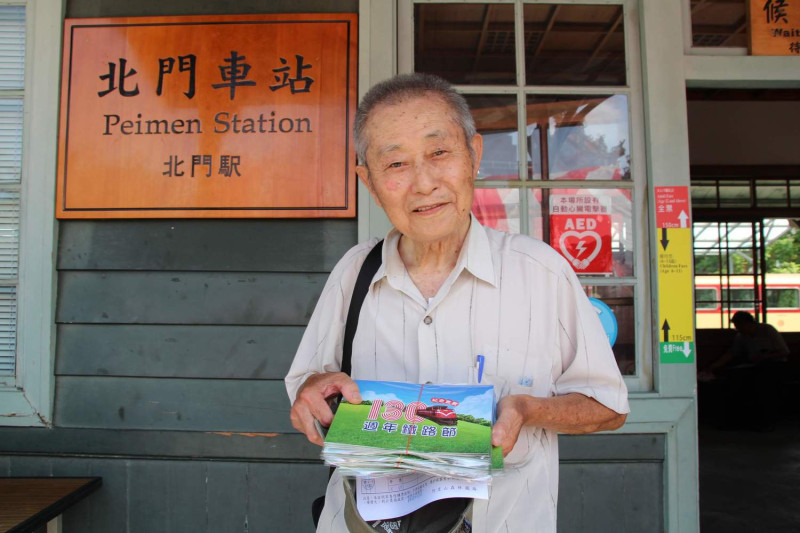 臺鐵退休員工魏耀林購買20套台鐵130週年紀念套票。   圖：嘉義市政府/提供