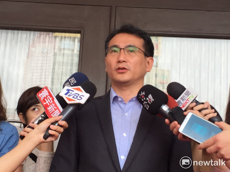 針對美國商會批評一例一休是惡法，希望政府能修改一事，民進黨立委鄭運鵬9日表示，美國商會提出的意見，行政院不必每件都照單全收   圖：林人芳/攝