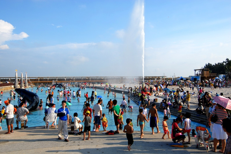 嘉義東石漁人碼頭鯨魚池每年夏天都吸引人潮前來戲水消暑   圖：交通部觀光局提供