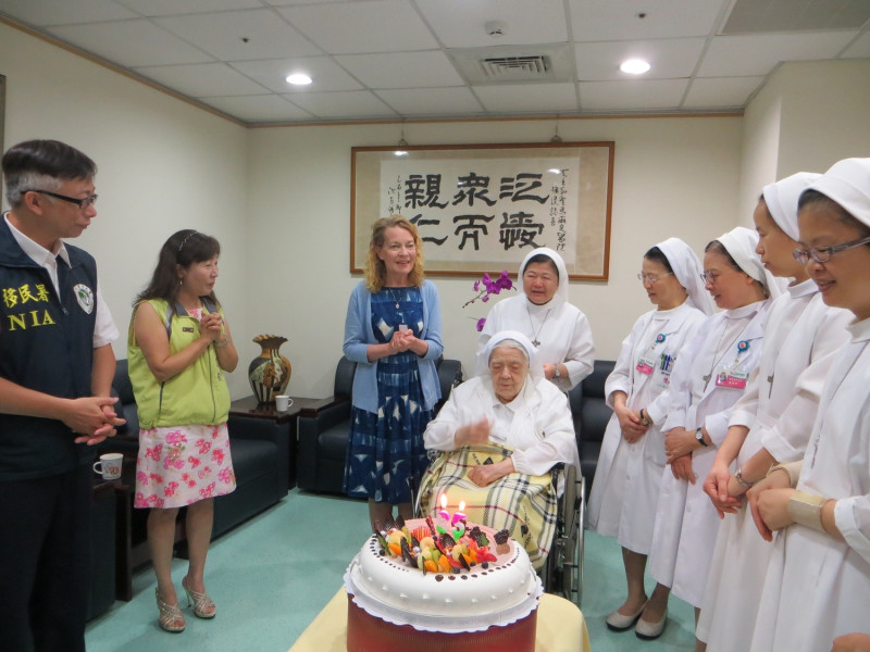 華淑芳修女，奉獻台灣一甲子，9日嘉義市府提前為她慶祝85歲生日，並邀請她入籍中華民國。   圖：嘉義市政府/提供