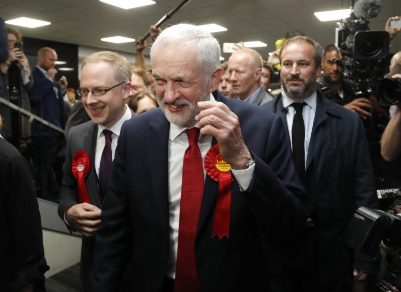英國工黨領袖柯比恩高興的宣布工黨這次在英國國會大選的斬獲。   圖 : 達志影像 / 美聯社