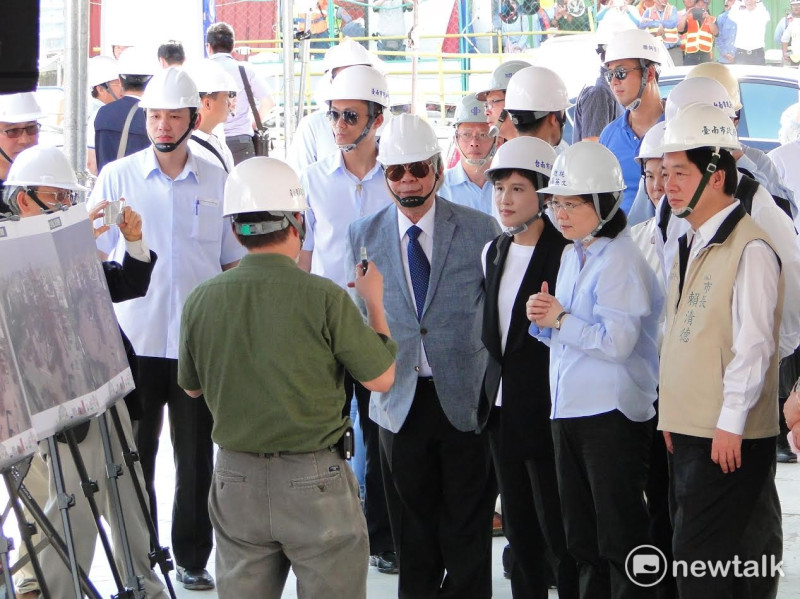 蔡英文總統、台南市長賴清德等人在南美館工地聽取施工簡報。   圖：黃博郎/攝