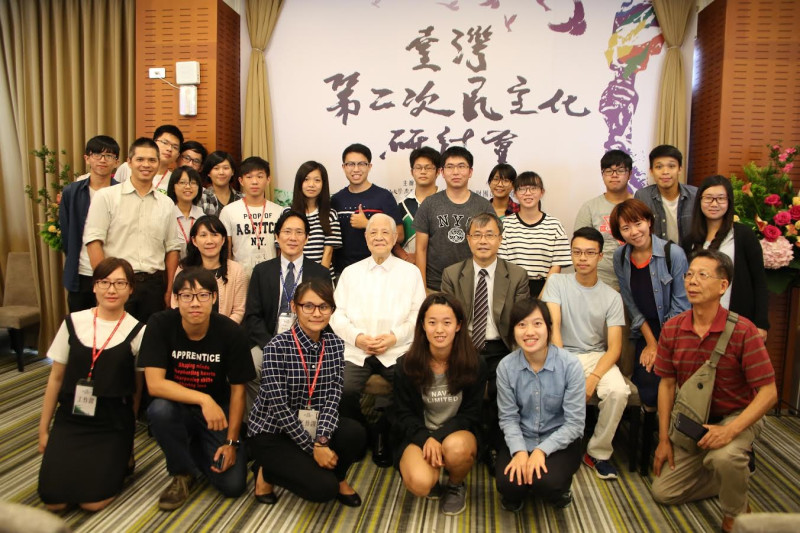 前總統李登輝參加國立中山大學「台灣第二次民主會研討會」，會後與學生合影。   圖：中山大學提供