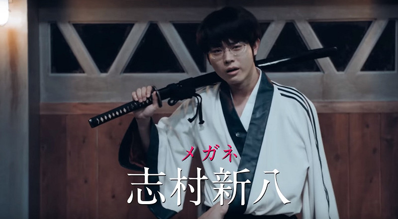 因為存在感薄弱而被嘲笑其眼鏡才是本體，有了眼鏡彷彿本人就在身旁的志村新八，在銀魂這類搞笑作品中是少數的正常人。   圖：翻攝自銀魂真人電影宣傳片