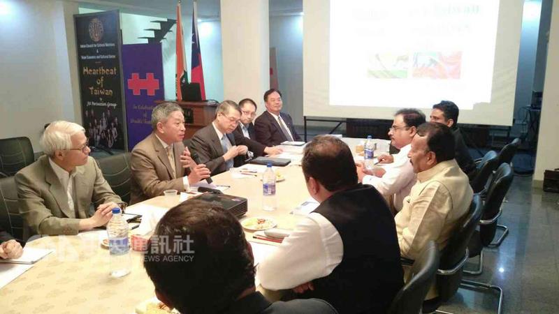 印度代表田中光（左排拿麥克風者）9日在馬哈拉什 特拉省與台北戰略倡議工作小組會議中，向馬省官員簡 報台灣經濟與科技發展現況。 （駐印度代表處提供）   圖:中央社（駐印度代表處提供）