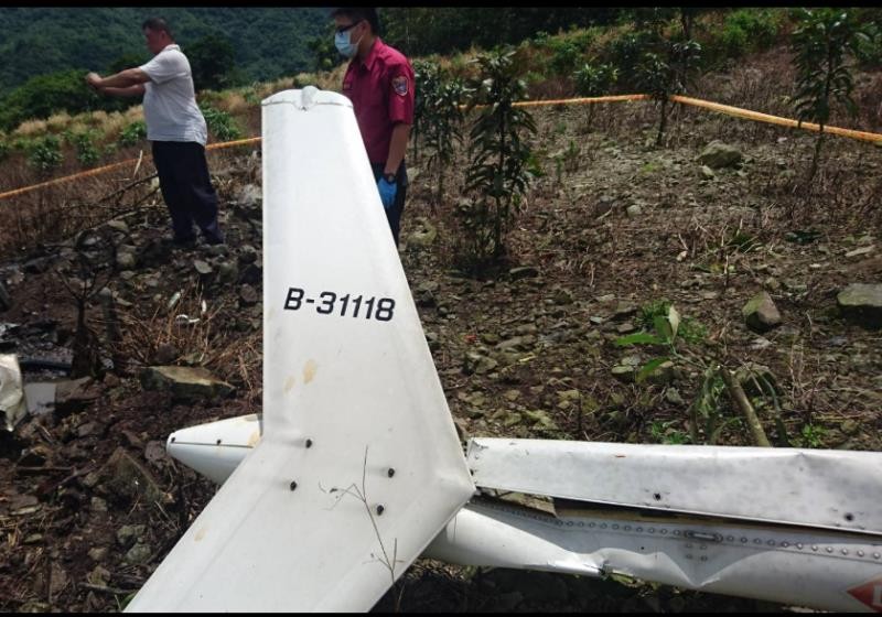 直升機摔落地面後，碎成片片殘骸。   圖：花蓮消防局／提供