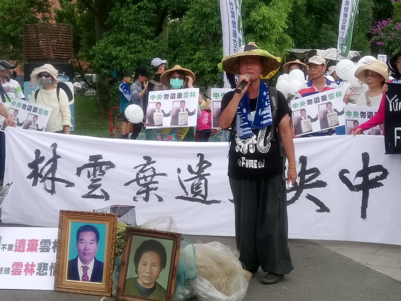 民眾帶來親人遺照，痛訴六輕汙染害親人過世。   圖：台灣健康空氣行動聯盟/提供