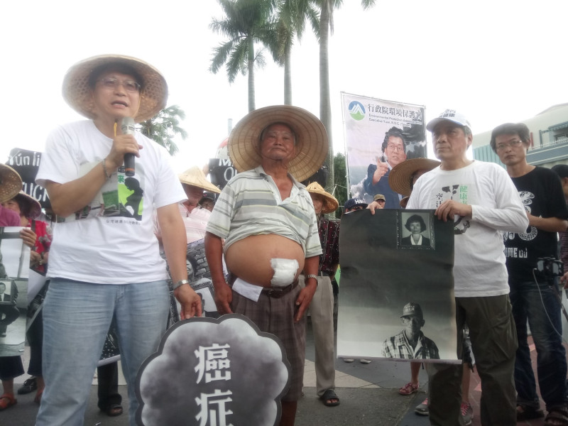 遊行民眾顯示自己的傷口，表示都是六輕汙染害的。   圖：台灣健康空氣行動聯盟/提供