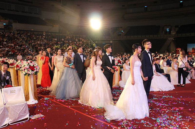 新人代表乘坐象徵愛情的南瓜車，由小提琴手及6對伴郎、伴娘引領入場，將浪漫氣氛帶到最高點。    圖 : 高雄市政府/提供