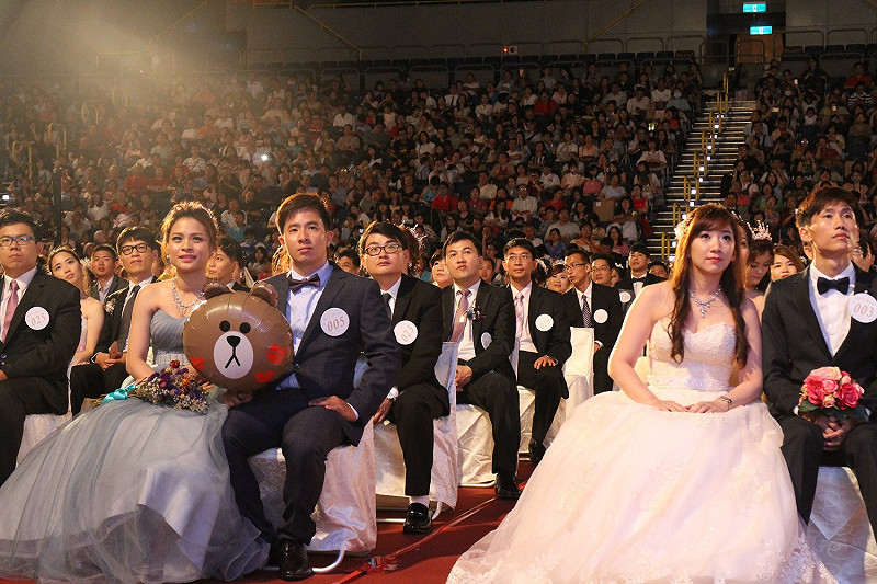 來自全台的150對新人今 (10) 日在高雄巨蛋體育場舉辦「高雄市106年市民集團婚禮」，在親友的見證下許下今生相守的承諾。   圖 : 高雄市政府/提供