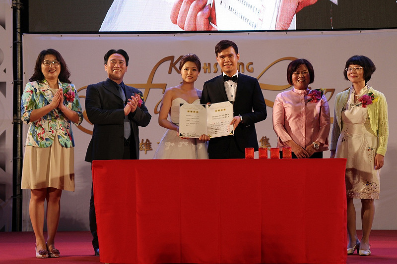 來自全台的150對新人今 (10) 日在高雄巨蛋體育場舉辦「高雄市106年市民集團婚禮」，在親友的見證下許下今生相守的承諾。   圖 : 高雄市政府/提供