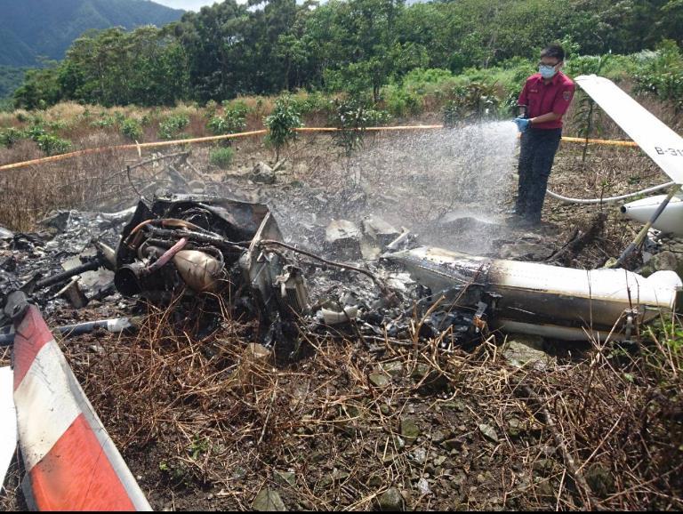 凌天航空編號B-31118直升機10日，在花蓮執行空拍任務時墜毀，「看見台灣」導演齊柏林不幸罹難。   圖:花蓮縣消防局提供
