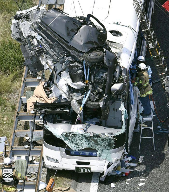 日本10日發生嚴重對撞車禍，觀光巴士內45人雖受傷，但無人死亡；肇事小客車駕駛不幸身亡。（共同社提供）   圖:中央社