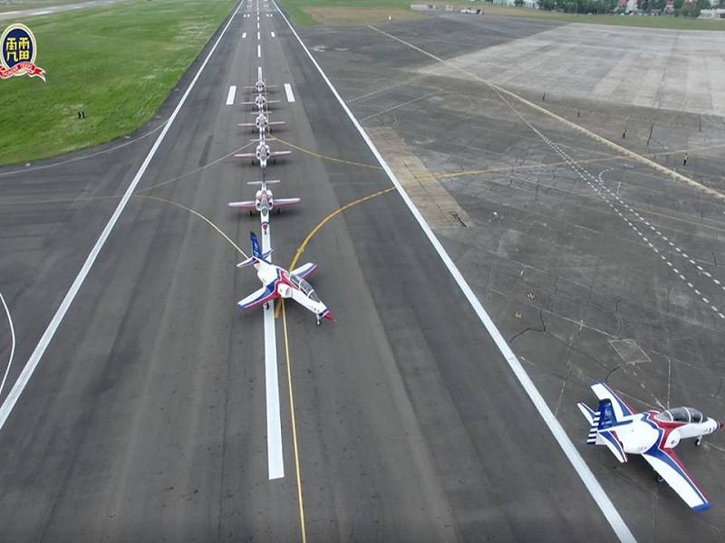 空軍雷虎小組演訓，飛越玉山上空，搭配臺灣最壯麗的景緻，完美襯托出雷虎翱翔於天際的優雅姿態。   圖:翻攝自空軍雷虎小組紀實影片