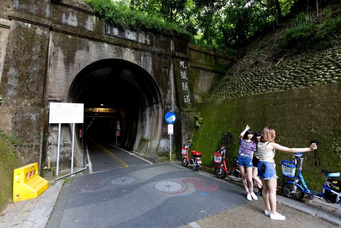 穿隧道上鐵道，東豐自行車道綠帶美景每到假日遊人眾多。   圖：翻攝台中市府網站