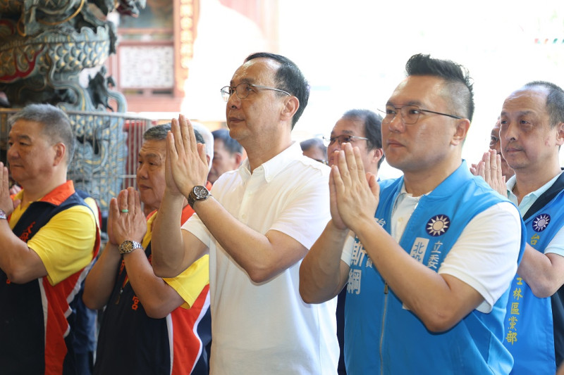 國民黨主席朱立倫陪同台北市立委參選人張斯綱（右一）參拜三玉宮。   圖：國民黨文傳會/提供
