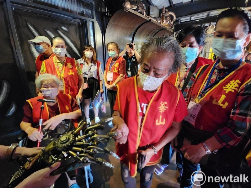 華山基金會永康1天使站偕同在地網美店zero zero拆車夢工廠，邀請許阿公等15位服務孤老至店內體驗半日網美遊，並同步慶祝永康1天使站設站滿17週年以及許阿公的102歲生日。   圖：黃博郎／攝