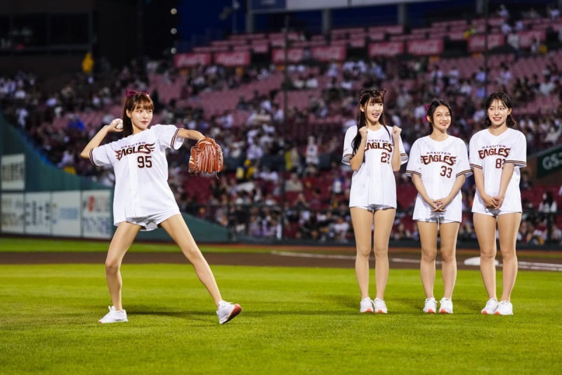 樂天女孩近日前往日本仙台，為日職東北樂天金鷲帶來精彩演出、開球。   圖：翻攝自FB／Rakuten Girls