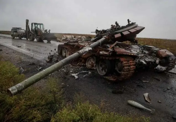 在巴赫穆特戰場上已經毀損被丟棄在路旁的坦克。   圖 : 翻攝自第一軍情