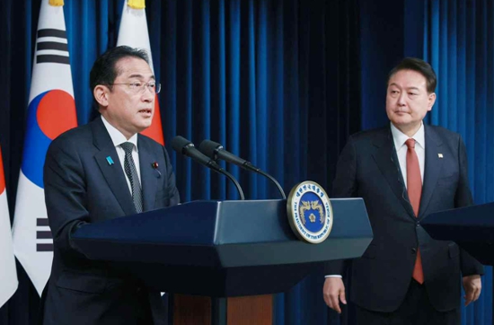 日本首相岸田文雄(左)與韓國總統尹錫悅於今年五月舉行雙邊會談。(資料照片)   圖 : 翻攝自環球網