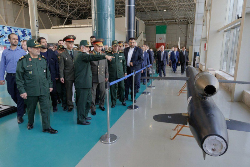伊朗軍方領導人向俄羅斯國防部長蕭伊古介紹自行研發的「聖城-2」(Quds-2)巡航導彈。   圖：翻攝「X」@CovertShores