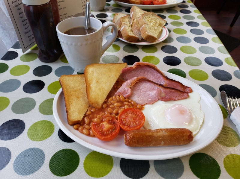 一份標準的英國早餐現在成本約新台幣1429元。   圖：取自維基百科