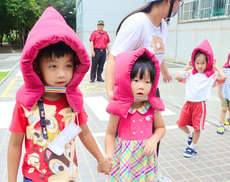 幼兒園小朋友戴上紅色護頭頸套有如童話中的小紅帽。   圖：高雄市教育局提供