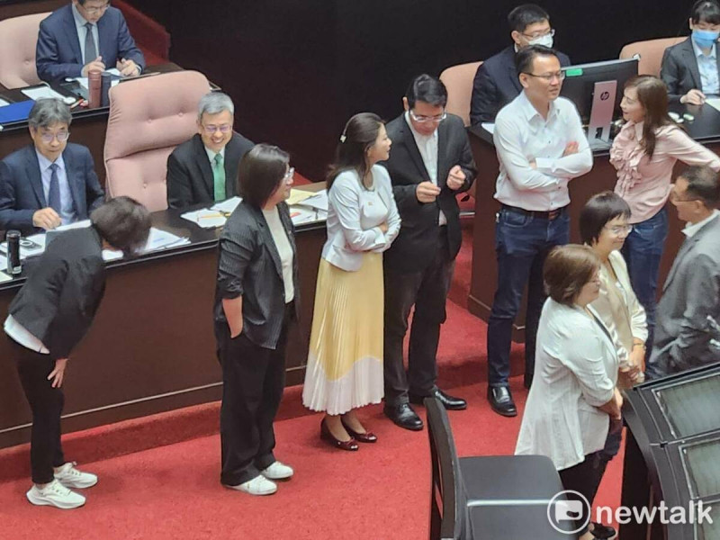 在國民黨團抗議當下，陳建仁在座位上微笑以對。   圖：黃建豪/攝
