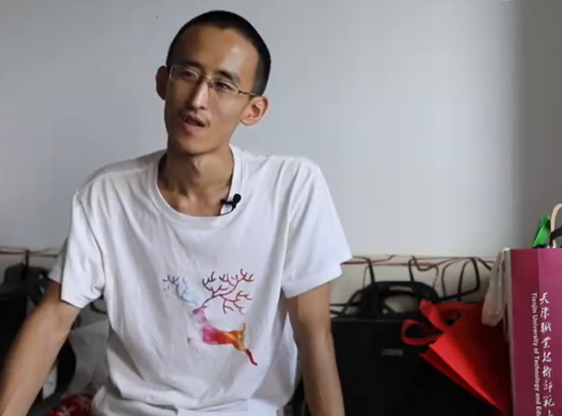 曾被譽為「神童」的28歲中國青年張炘煬主張「混吃等死反而能幸福一輩子。」   圖：翻攝微博