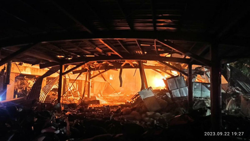 屏東高爾夫球大廠明揚國際22日發生爆炸，大火造成10死、107傷，死者包含4名消防人員、6名員工。   圖：屏東縣政府提供