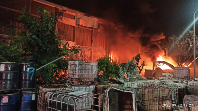 明揚公司工廠22日傍晚發生火警，引發多次爆炸，造成102人輕重傷、4名消防員殉職。   圖：屏東縣政府提供