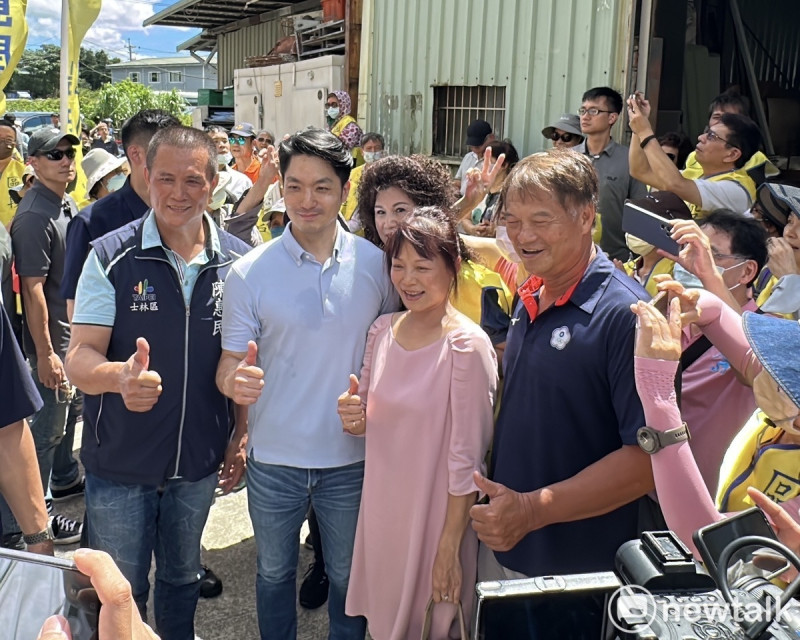 台北市長蔣萬安視察社子島，受到開發派民眾熱情歡迎。   圖：周煊惠 / 攝